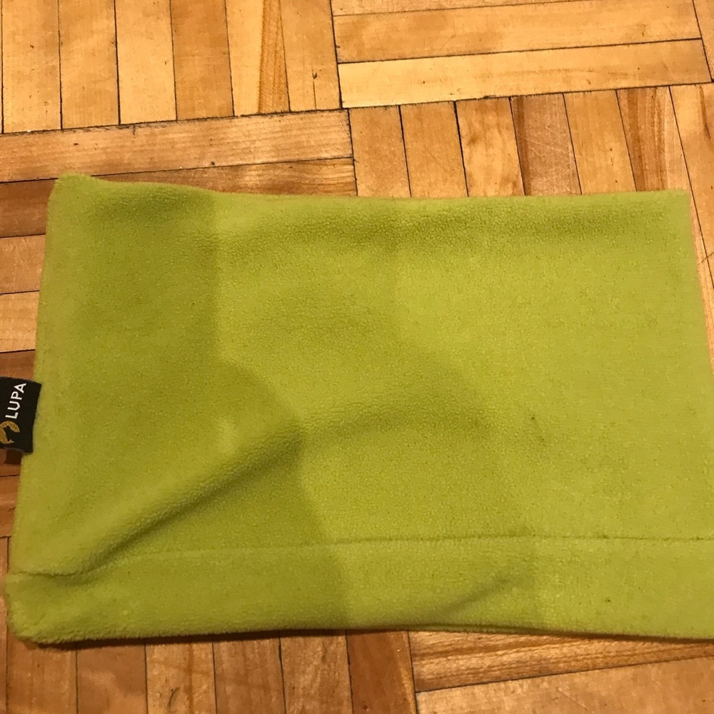 3/15$ Green Fleece neck warmerCozy Minimalist Design​